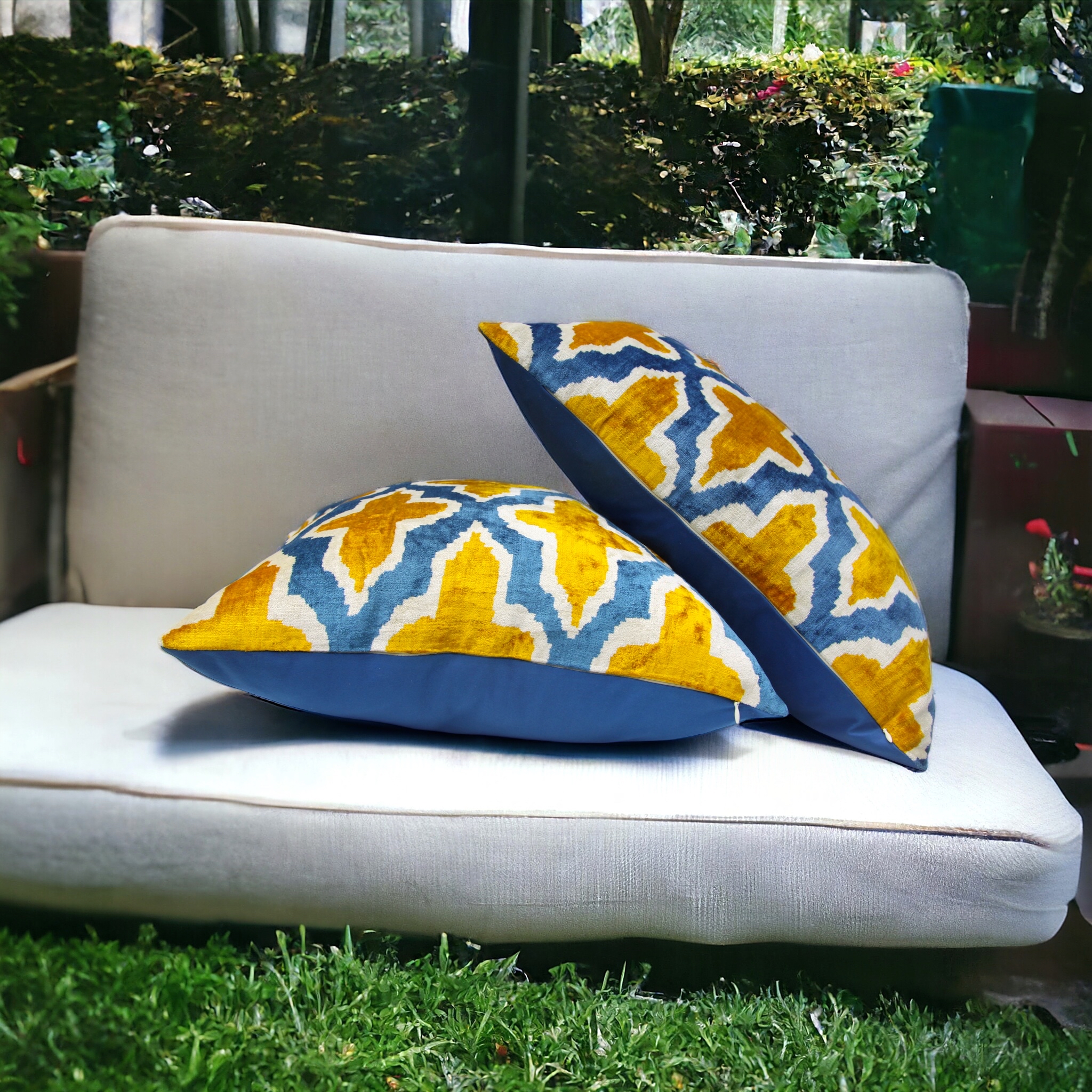 Cojines zigzag verde en sofa gris BerfinHome