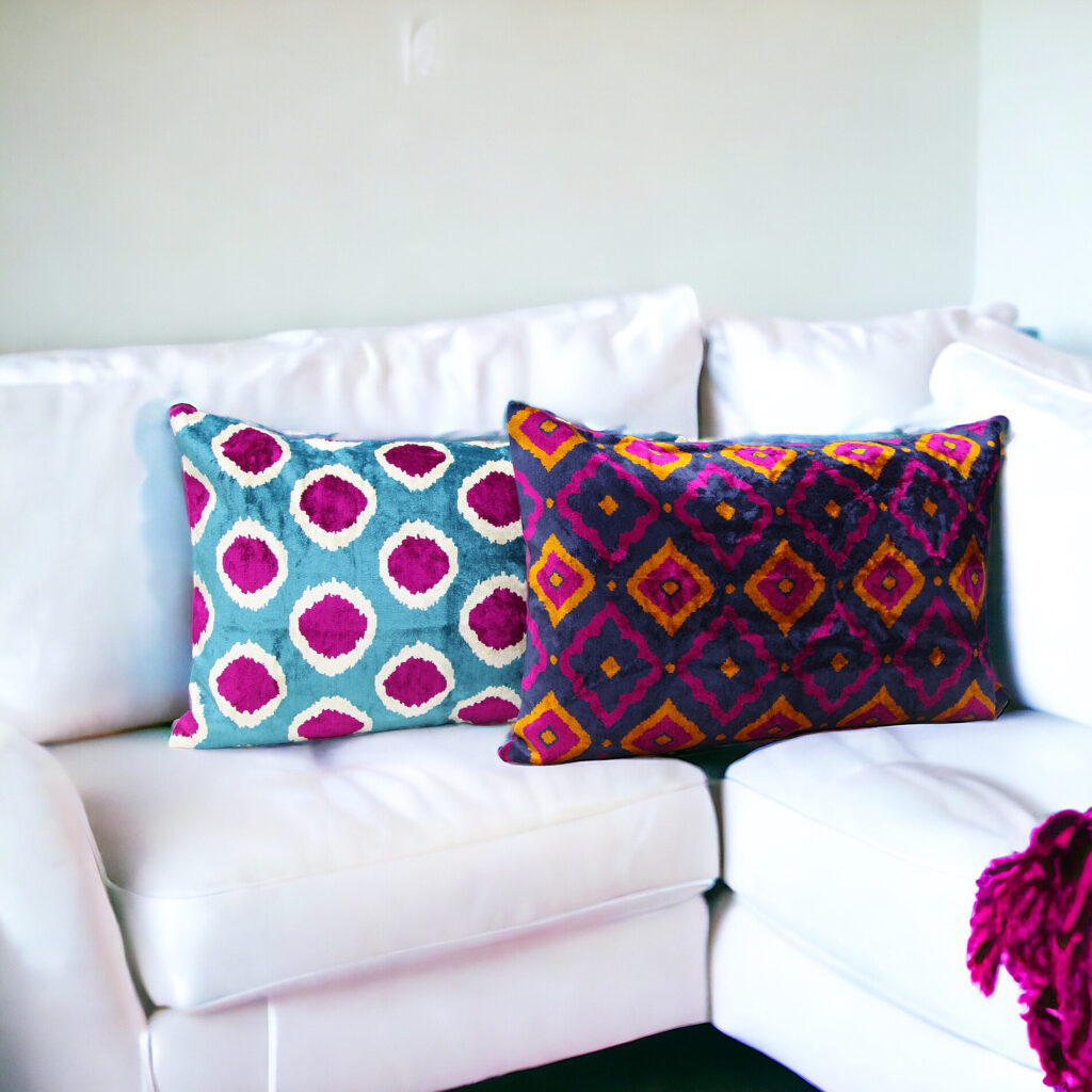 Cojines decorativos estampado rojo y beige sobre sofá marrón