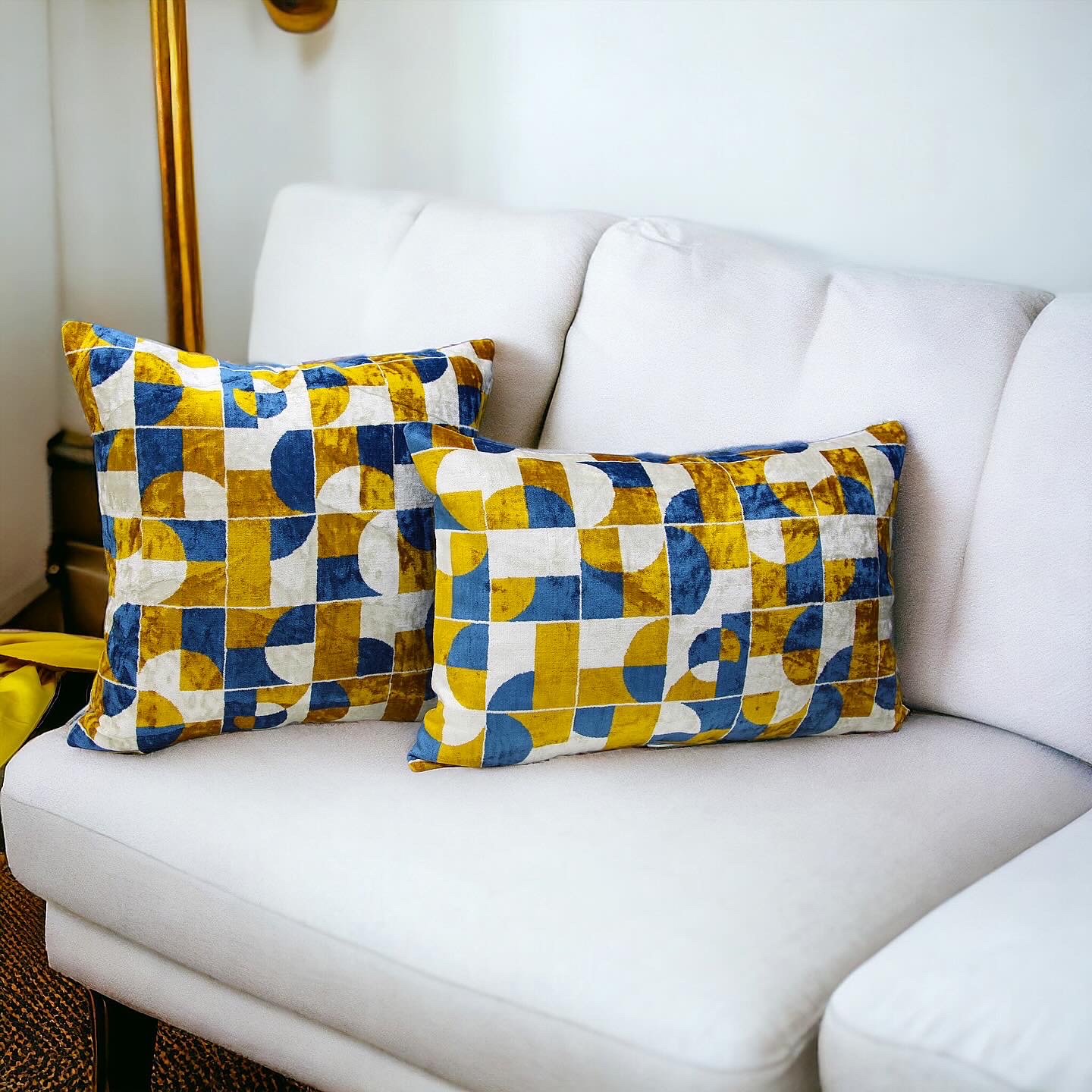 Cojines circulos dorados en sofa BerfinHome